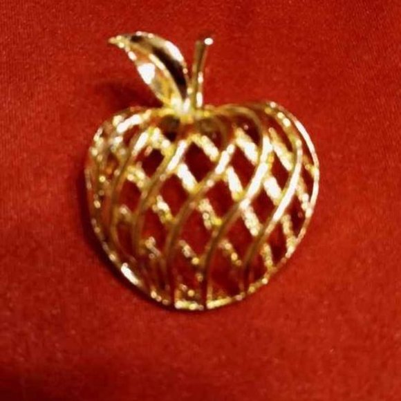 BEAUTIFUL 70'S LATTICE GOLDTONE APPLE PIN - Picture 4 of 7